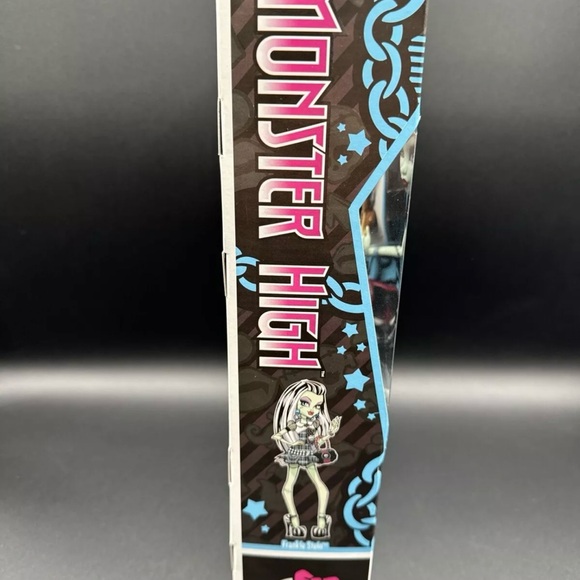 2021 Monster High Frankie Stein Boo-riginal Creeproduction Fashion Doll - Picture 3 of 7